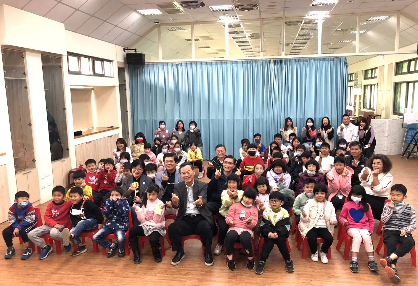 賢達攜手育英才 慈善匯聚在吳厝 逢甲大學小書屋